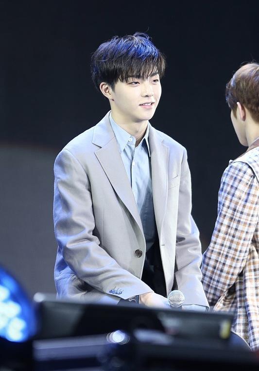 陈立农想见你吃瓜